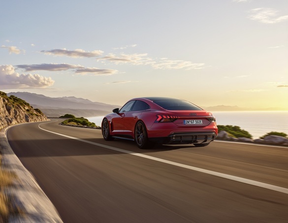 FOTO Audi lansează o versiune mai ieftină cu 20.000 de euro a modelului electric e-tron GT