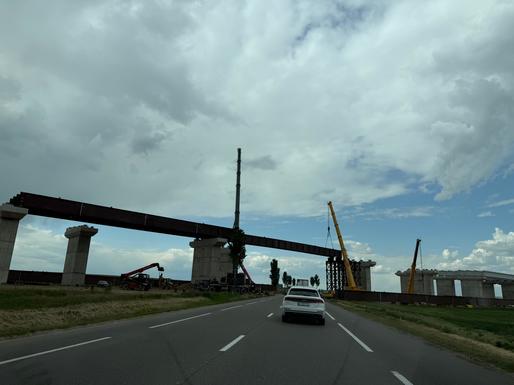 VIDEO&FOTO UMB ridică grinzi peste autostradă