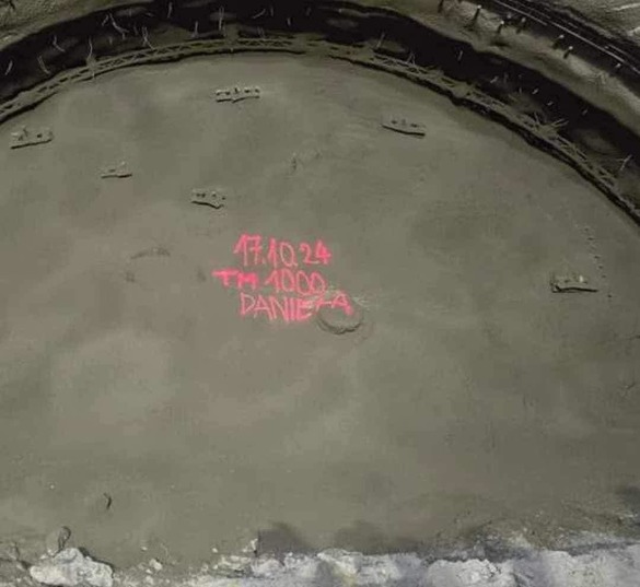 VIDEO&FOTO Austriecii de la PORR au adus 500 muncitori la primul tunel forat construit pe o autostradă din România, după ce au deschis o nouă 