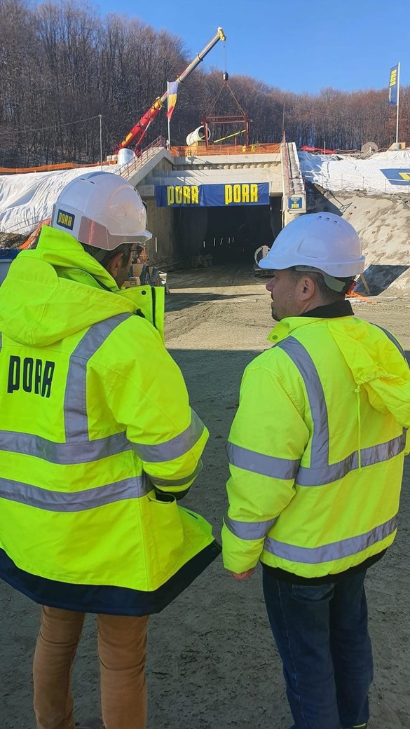 VIDEO&FOTO Austriecii de la PORR au adus 500 muncitori la primul tunel forat construit pe o autostradă din România, după ce au deschis o nouă 