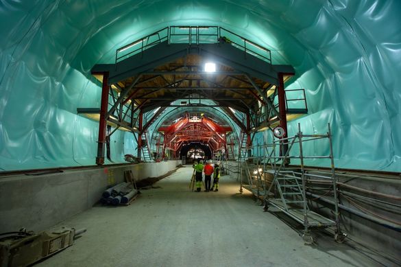 VIDEO&FOTO Austriecii de la PORR au adus 500 muncitori la primul tunel forat construit pe o autostradă din România, după ce au deschis o nouă 