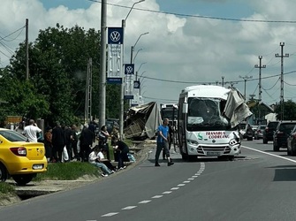 Accident în care au fost implicate un autocamion și un autocar cu 20 de pasageri, la Lețcani. A fost activat Planul roșu de intervenție
