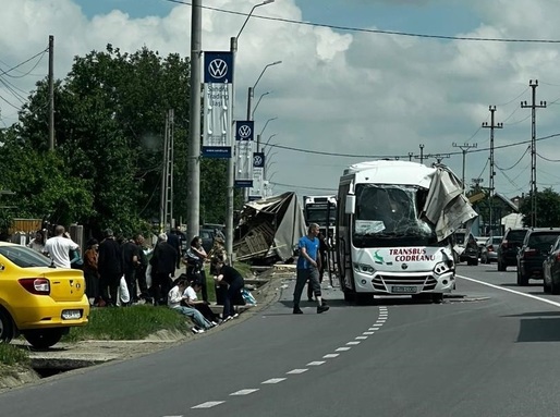 Accident în care au fost implicate un autocamion și un autocar cu 20 de pasageri, la Lețcani. A fost activat Planul roșu de intervenție