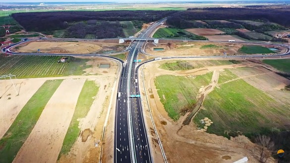VIDEO&FOTO Umbrărescu, cu muncitori 24 ore din 24 pe Autostrada Ford, ridică grinzile. Când va fi deschis un nou tronson
