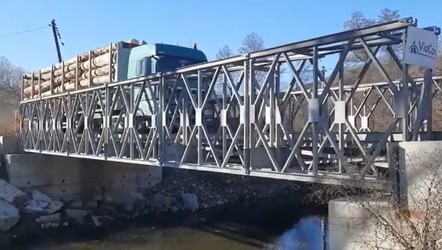 VIDEO Un pod provizoriu pe care se va putea circula inclusiv cu autovehicule de mare tonaj va fi amplasat pe centura orașului Baia Mare, unde podul peste râul Săsar s-a surpat