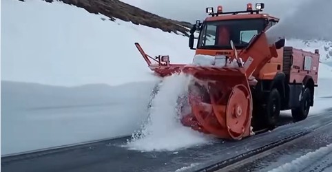 VIDEO Viscol și zăpadă pe Transalpina. Redeschiderea șoselei spectaculoase, amânată din cauza vremii