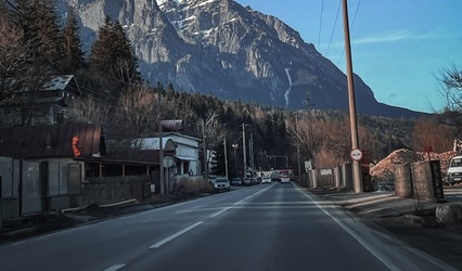 A fost votat regulamentul ”vignetei de Brașov”. Permisele de liberă trecere pe mai multe drumuri județene vor intra în vigoare de la 1 ianuarie 2026