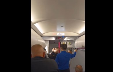 VIDEO Mai mulți pasageri s-au bătut la bordul unui avion care urma să decoleze de pe Aeroportul Otopeni spre Norvegia. De la ce a pornit scandalul