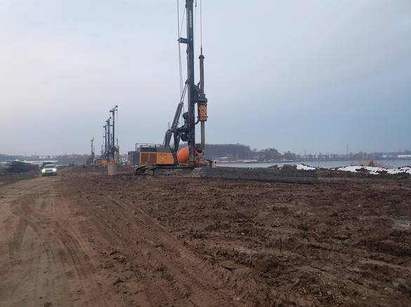 VIDEO&FOTO Primele grinzi ridicate pe cea mai complexă structură de pe Autostrada Bucureștiului 