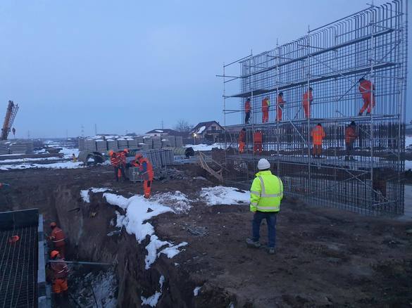 VIDEO&FOTO Primele grinzi ridicate pe cea mai complexă structură de pe Autostrada Bucureștiului 