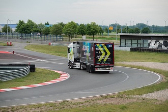 VIDEO Ce face Mercedes când se plictisește? Un nou record în Guiness Book la mersul cu spatele cu camionul