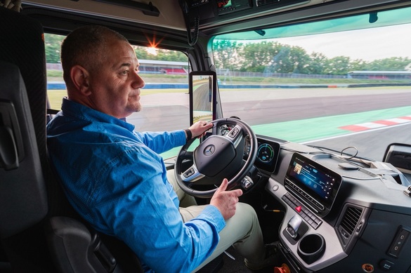 VIDEO Ce face Mercedes când se plictisește? Un nou record în Guiness Book la mersul cu spatele cu camionul