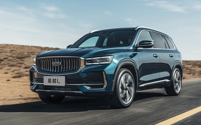 Președintele Geely avertizează asupra ”supracapacității serioase” din industria auto globală și oprește extinderea fabricilor