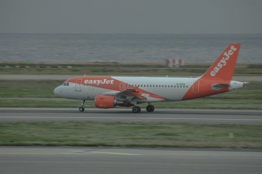 Un avion care zbura de la Budapesta la Lyon a aterizat de urgență în Austria după ce în cabina piloților a apărut fum