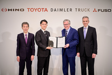 Daimler Truck și Toyota devin parteneri egali într-o nouă companie de camioane ce va fi listată pe bursă