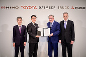 Daimler Truck și Toyota devin parteneri egali într-o nouă companie de camioane ce va fi listată pe bursă