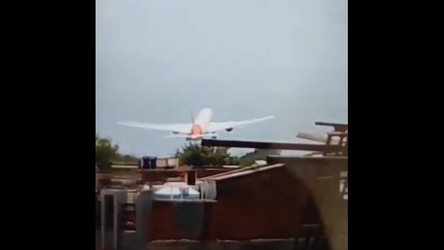 VIDEO Momentul când avionul cu 242 de oameni la bord se prăbușește 