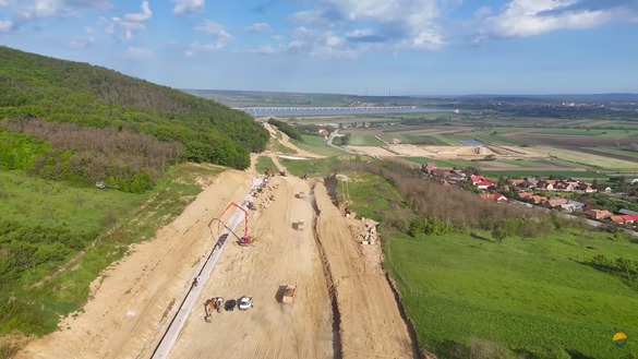 VIDEO&FOTO Premieră - Erbașu a început asfaltarea pe tronsonul abandonat de Bechtel și neatins 12 ani