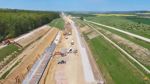 VIDEO&FOTO Premieră - Erbașu a început asfaltarea pe tronsonul abandonat de Bechtel și neatins 12 ani