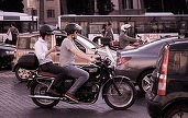 ULTIMA ORĂ Schimbări pregătite pentru motocicliști și mopede: Vor putea folosi banda specială pentru autobuze și depăși legal autovehicule sau coloane. Parcare pe trotuar, cu o condiție
