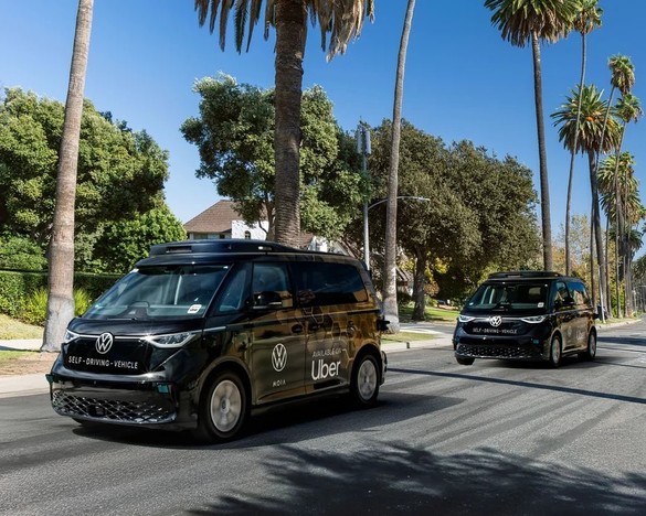 FOTO & VIDEO Volkswagen a lansat oficial primul automobil fără șofer produs în Europa. Va putea fi comandat direct din aplicație