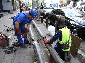 FOTO O camionetă a căzut într-o groapă din carosabil, în București. În zonă se fac lucrări de termoficare