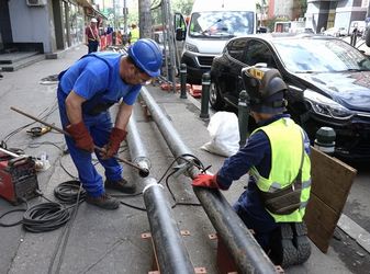 FOTO O camionetă a căzut într-o groapă din carosabil, în București. În zonă se fac lucrări de termoficare