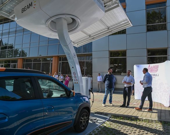 FOTO Premieră în România - Prima stație de încărcare pentru mașini electrice alimentată exclusiv cu energie solară