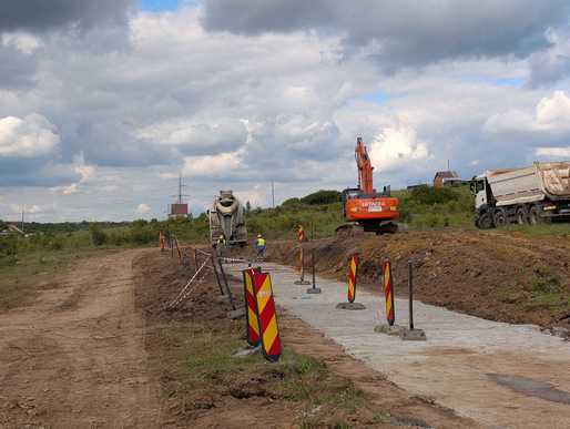 VIDEO&FOTO Premieră - Erbașu a adus peste 500 muncitori și a început asfaltarea pe tronsonul abandonat de Bechtel și neatins 12 ani