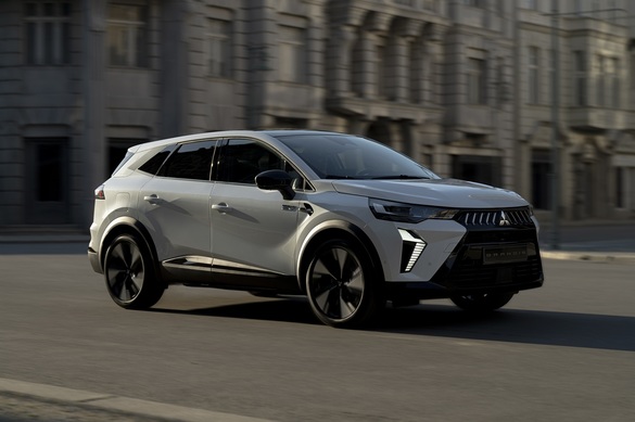 VIDEO & FOTO Mitsubishi lansează propriul concurent pentru Duster, bazat pe un model Renault