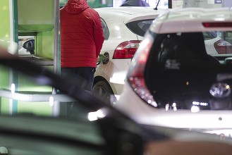 Carburanții se vor scumpi cu 40 de bani/l în urma majorării accizelor și TVA. Bugetul statului se va alimenta cu peste 50% din prețul la pompă