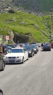 Transfăgărășanul, blocat pe tronsonul din județul Sibiu din cauza șoferilor care au parcat pe marginea drumului