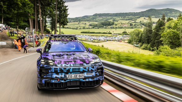 FOTO Noul Porsche Cayenne, surprins în timpul ultimelor teste înainte de lansare