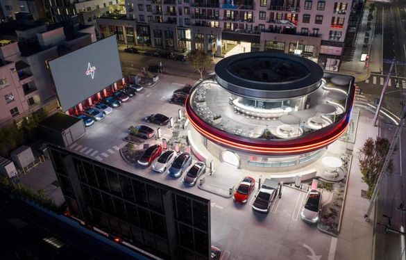 FOTO Elon Musk a deschis primul restaurant Tesla. Cu stații rapide de încărcare 