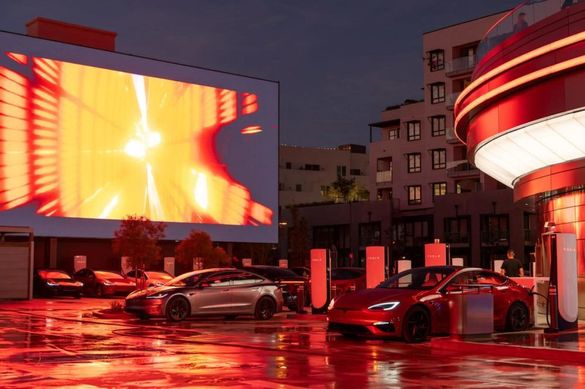 FOTO Elon Musk a deschis primul restaurant Tesla. Cu stații rapide de încărcare 