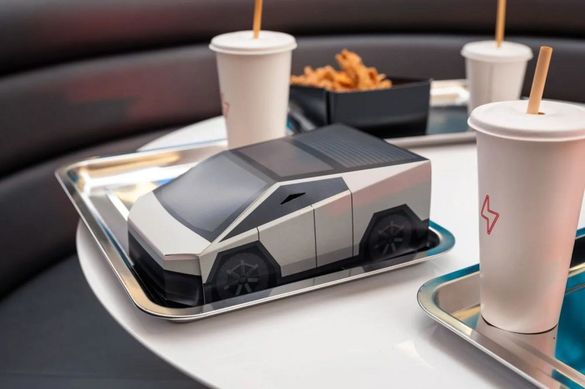 FOTO Elon Musk a deschis primul restaurant Tesla. Cu stații rapide de încărcare 