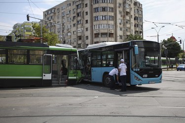 VIDEO&FOTO Imagini cu accidentul între un tramvai și un autobuz, în Capitală - 11 persoane primesc îngrijiri medicale