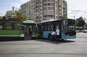 VIDEO&FOTO Imagini cu accidentul între un tramvai și un autobuz, în Capitală - 11 persoane primesc îngrijiri medicale