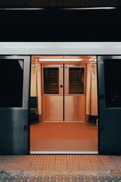 SURPRIZĂ Chioșcurile pot reveni la metrou. Metrorex devine operator feroviar, naval și de teleferic