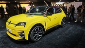 Renault 5 a urcat neașteptat de repede în preferințele europenilor pe segmentul electric și a depășit Tesla pe piețele majore