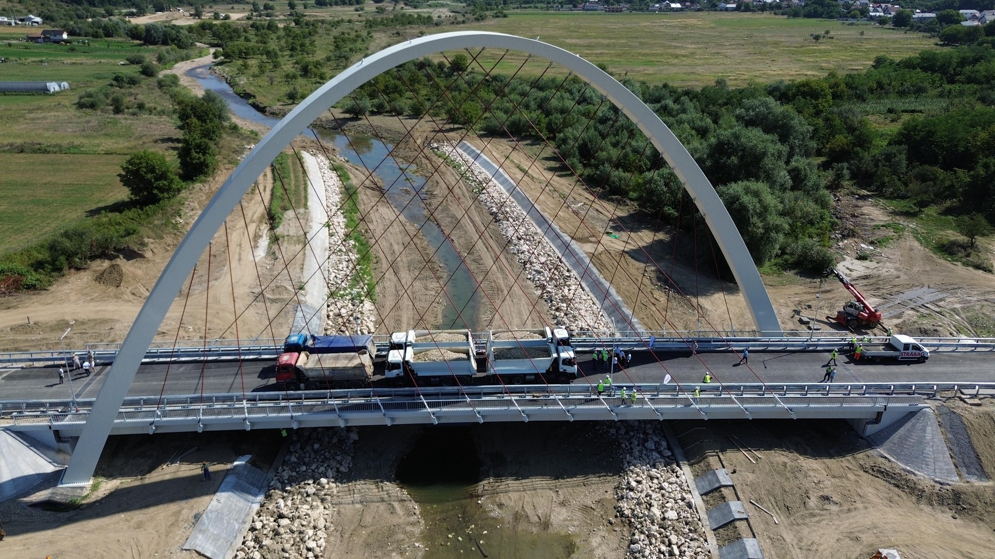 VIDEO Podul cu cel mai mare arc parabolic din România a trecut testul de rezistență