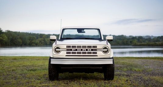 Ford se întoarce în timp - și-a surprins fanii cu conceptul Bronco Roadster FOTO