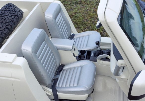 Ford se întoarce în timp - și-a surprins fanii cu conceptul Bronco Roadster FOTO