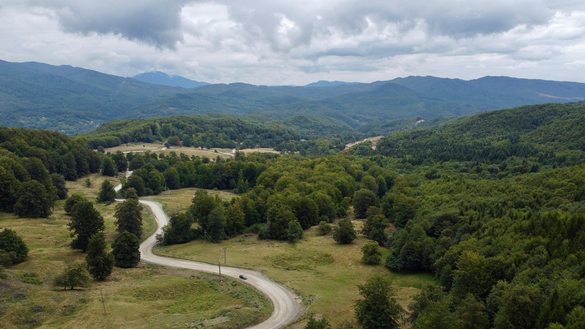 FOTO Au început lucrările de modernizare a celui mai vechi drum din țară, o variantă mai scurtă la Valea Oltului