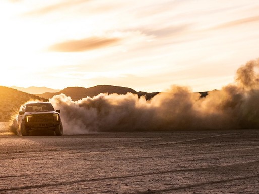 Ford plănuiește o super-mașină de 1.000 CP care va traversa orice teren. „Îmi doresc să câștig Dakar mai mult decât Formula 1”