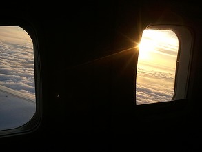 Două mari comparii aeriene, date în judecată pentru că au vândut locuri scumpe la fereastră, dar... fără fereastră