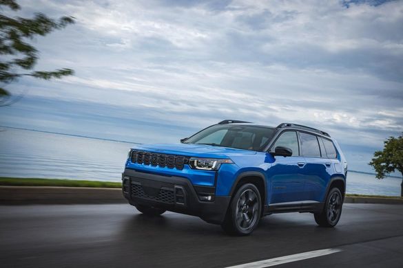 FOTO Noua generație Jeep Cherokee debutează cu motorizare hibrid