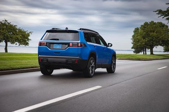 FOTO Noua generație Jeep Cherokee debutează cu motorizare hibrid