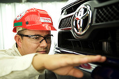 FOTO Toyota și Mazda încep testele pentru stocarea și utilizarea în producție a energiei cu baterii de la mașini electrice