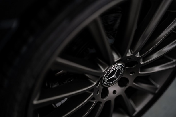 Mercedes-Benz își vinde participația la Nissan, pentru 325 milioane de dolari